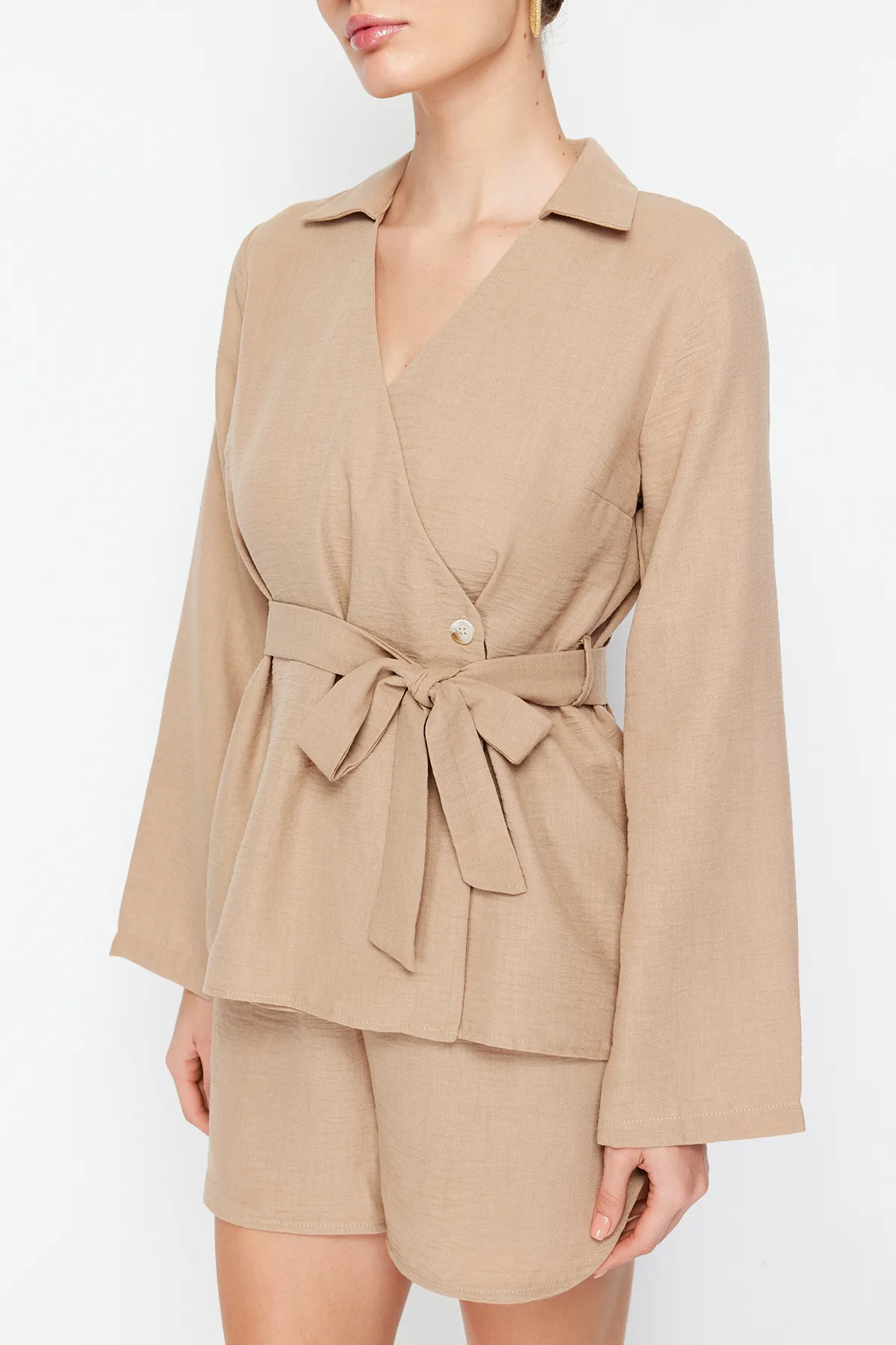 Trendyol Collection  Nerzfarbene, zweireihige Webbluse mit V-Ausschnitt und Bindedetail TWOSS24BZ00371