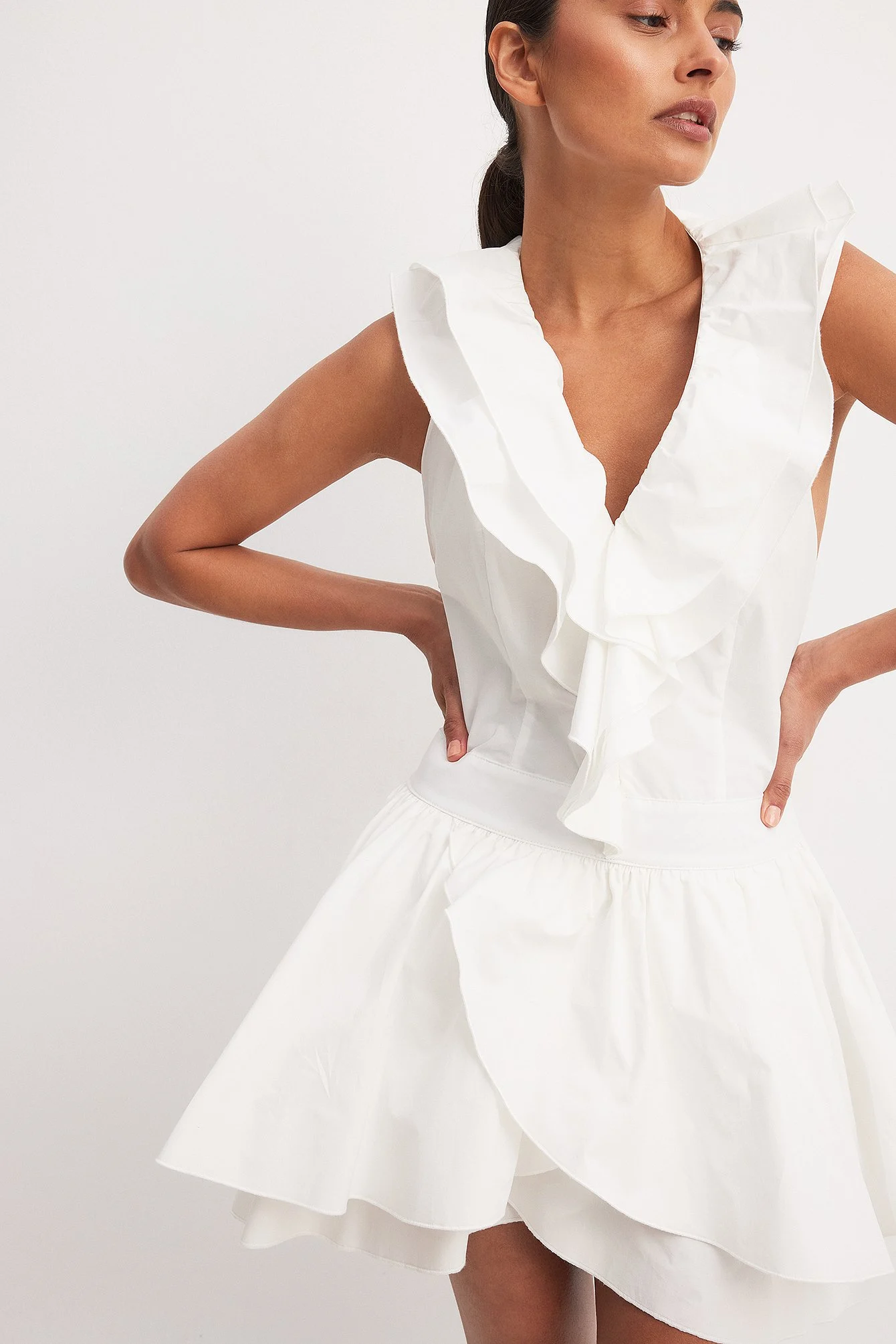 Minikleid mit gewebtem Volantdetail