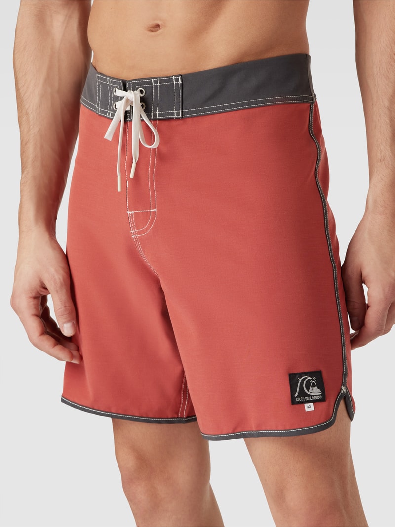 Badehose mit Label-Patch Modell 'ORIGINAL SCALLOP' in rot