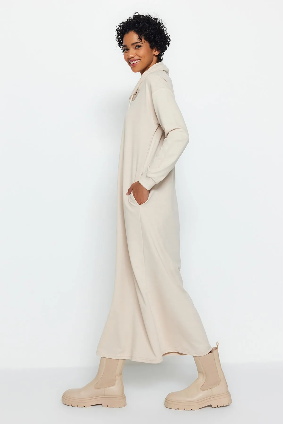 Trendyol Modest  Beiges Maxi-Strickkleid mit Degaje-Kragen und Spitzendetail TCTSS22EB0132