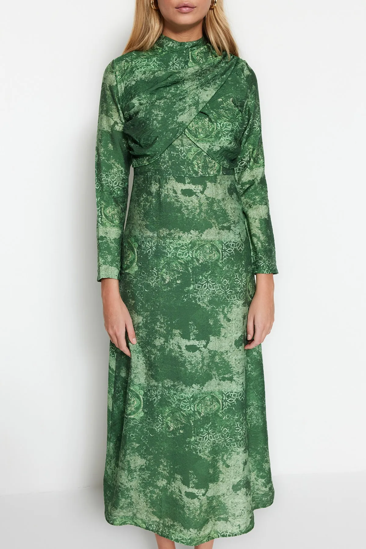 Trendyol Modest  Grünes gemustertes, zweireihiges, detailliert gewebtes Kleid mit Kragen TCTSS23EB00225