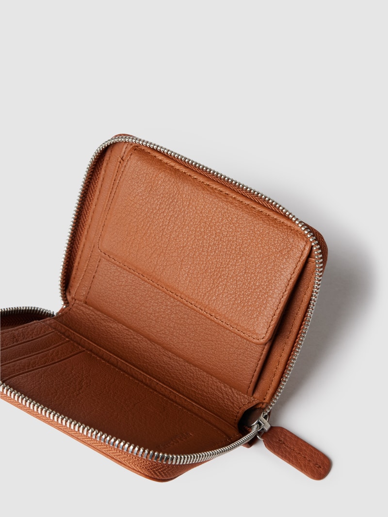 Portemonnaie mit Label-Detail Modell 'Carla' in cognac