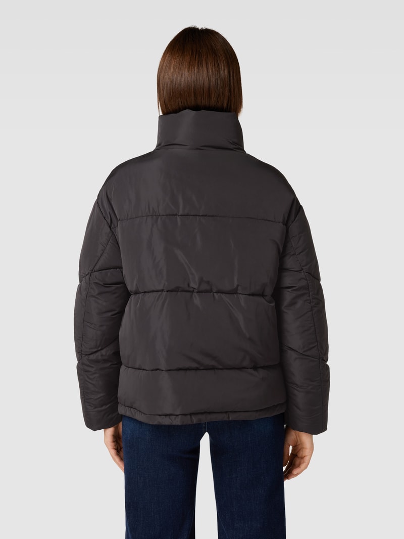 Steppjacke mit Stehkragen in schwarz
