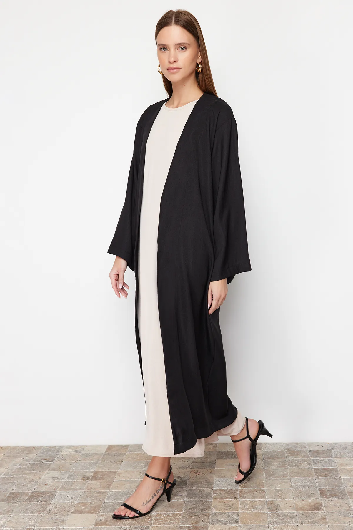 Trendyol Modest  Schwarzer gewebter Kimono und Kaftan in Leinenoptik mit Bindedetail an der Taille TCTSS24KK00001