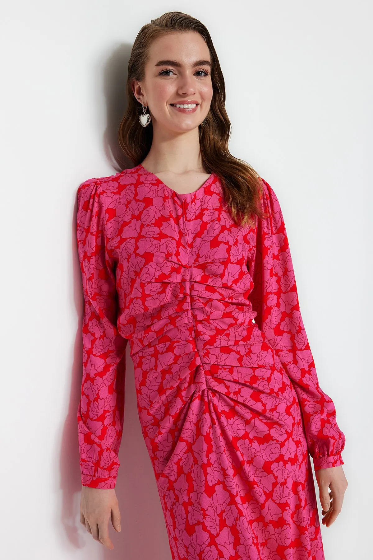 Trendyol Modest  Fuchsiafarbenes gewebtes Kleid mit Blumenmuster und Nähten an der Taille TCTSS22EB00105