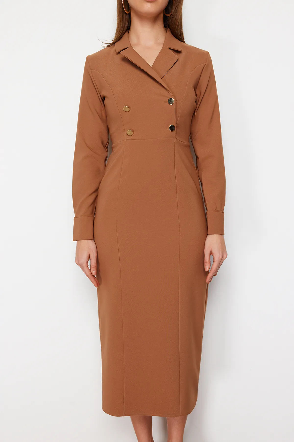 Trendyol Modest  Kamelfarbenes gewebtes Kleid mit zweireihigem Kragen und Knopfdetail TCTSS24EB00020
