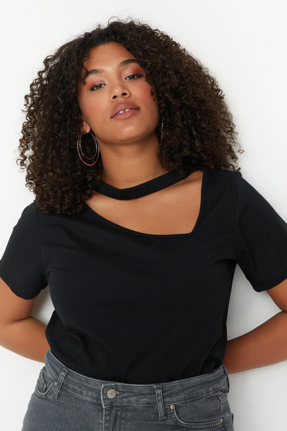 Trendyol Curve  Schwarzes, detailliertes Strick-T-Shirt mit Fenster/Ausschnitt TBBSS22BF00001