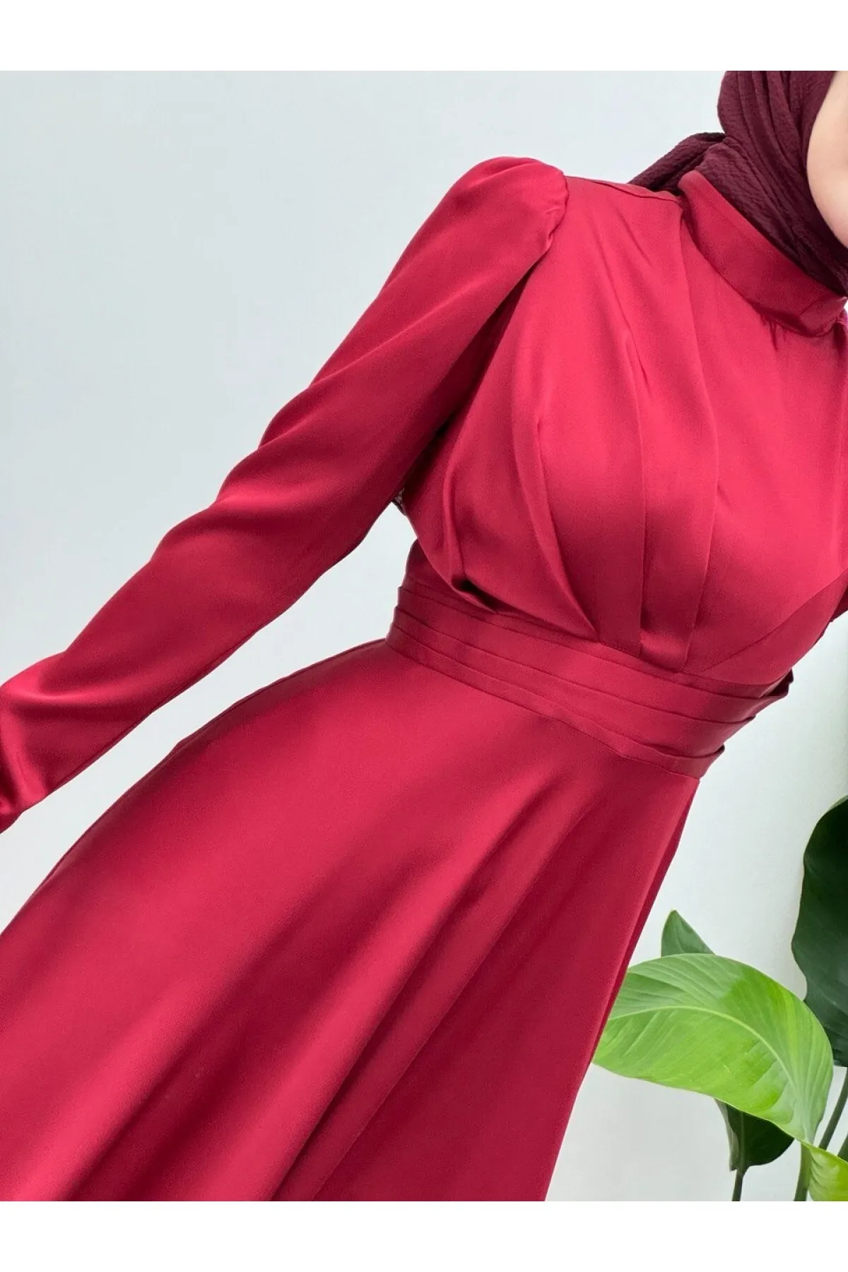 Modamorfo  Abendkleid aus Satin mit Falten vorne