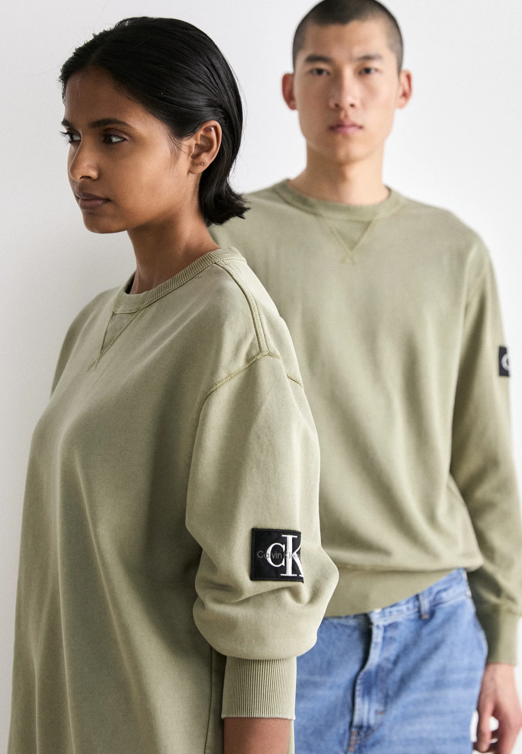 Sudadera unisex de cuello redondo con insignia lavada de Calvin Klein Jeans