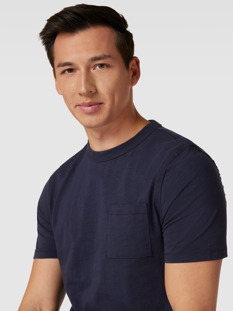 T-Shirt in melierter Optik mit Brusttasche in dunkelblau