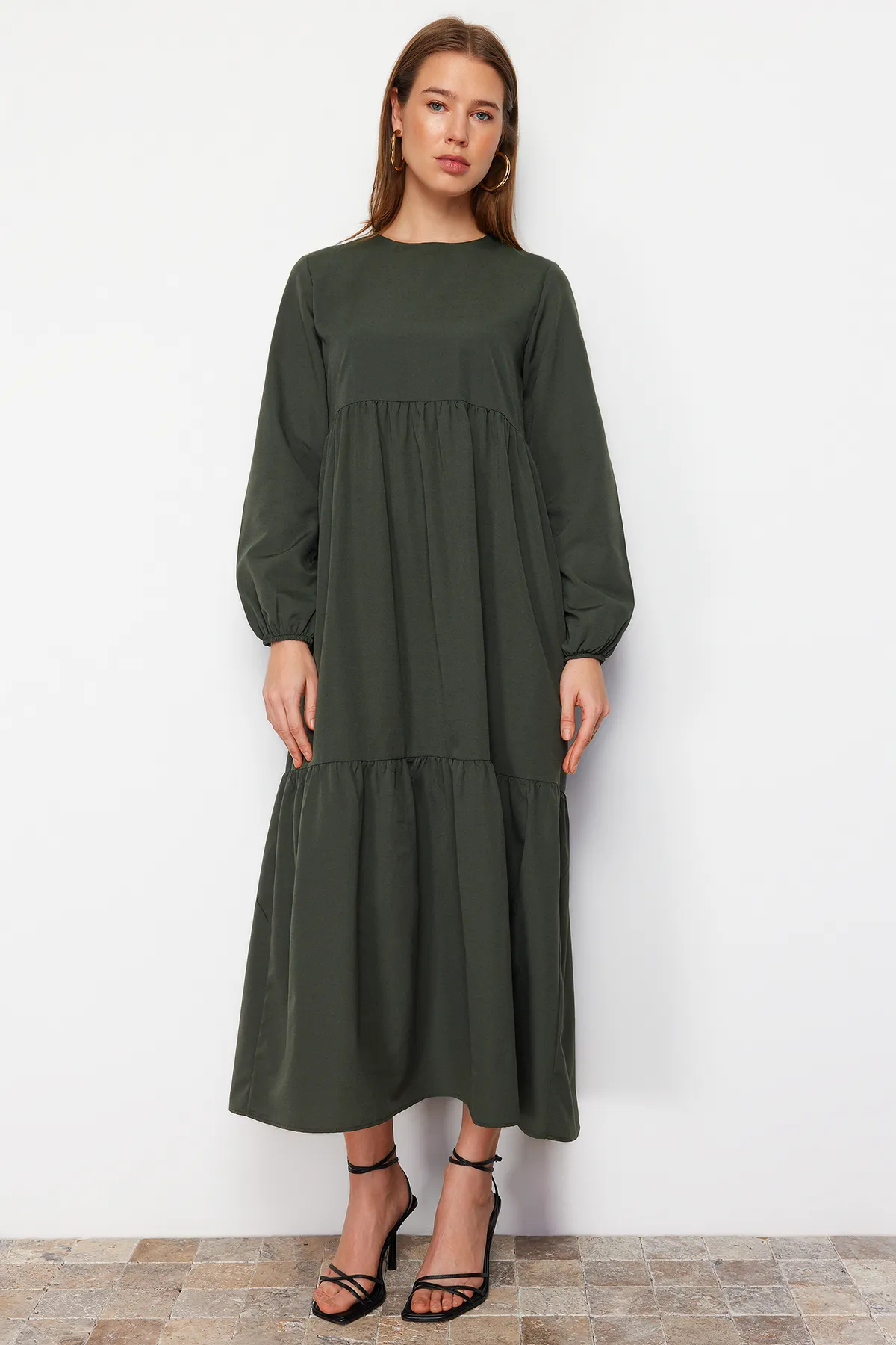 Trendyol Modest  Khakifarbenes, gewebtes Baumwollkleid mit weitem Schnitt und Raffung TCTSS21EL3406
