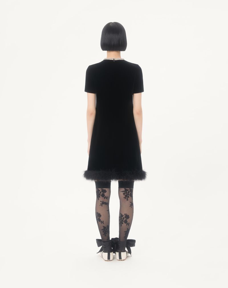 Vestido curto em veludo bordado cor zibelina.