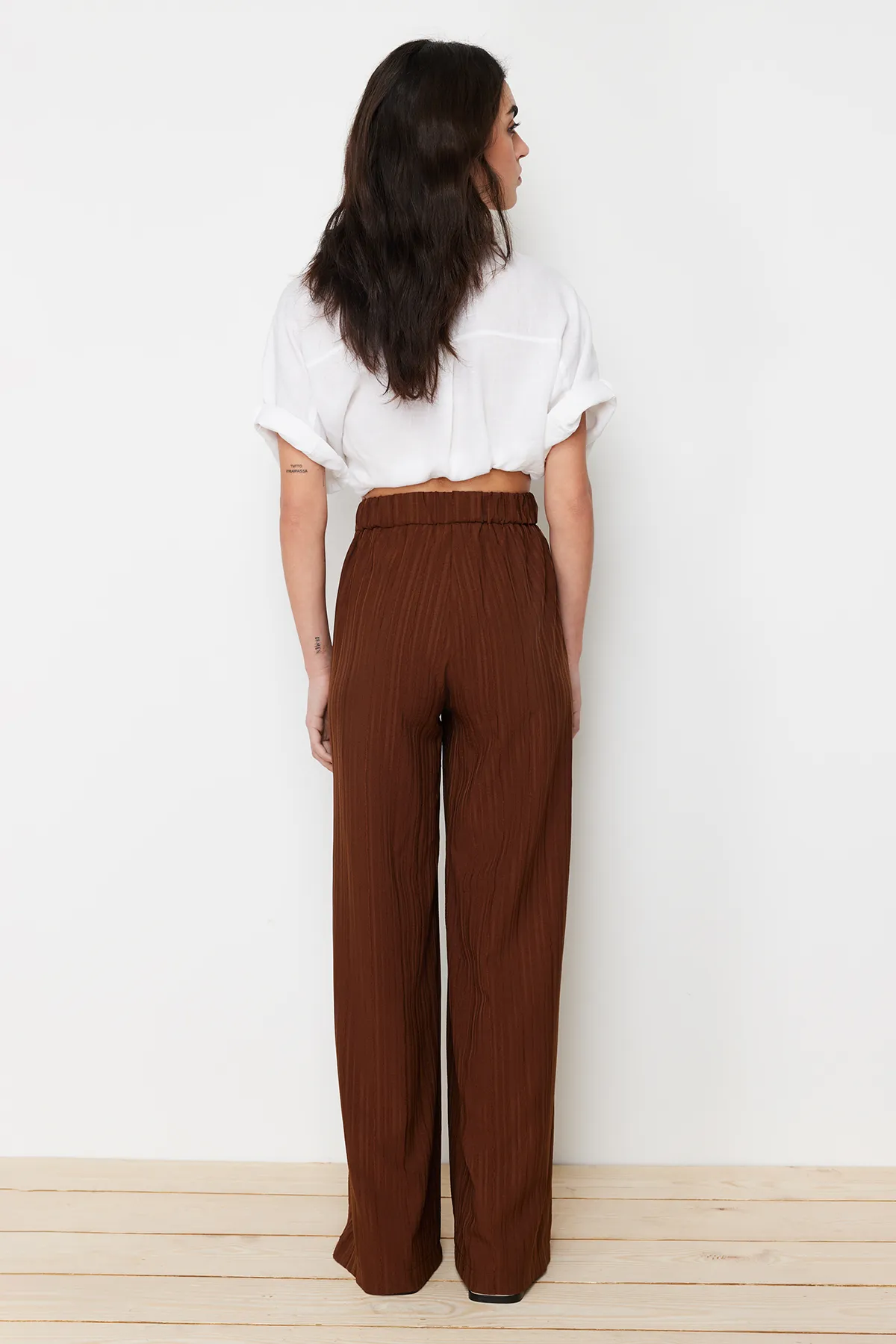 Trendyol Collection  Dunkelbraune, gewebte Hose aus strukturiertem Stoff mit weitem Bein und Faltendetails TWOSS24PL00057