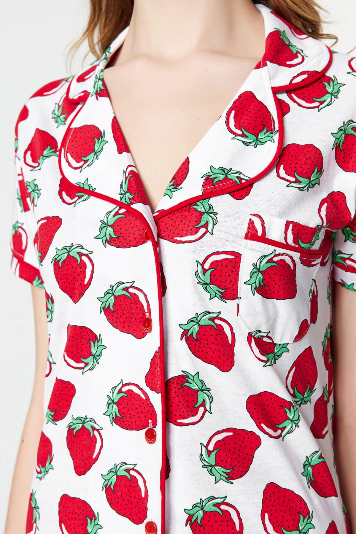 Trendyol Collection  Weißes Pyjama-Set aus Strick mit Erdbeermuster und Paspelierung THMSS21PT0784