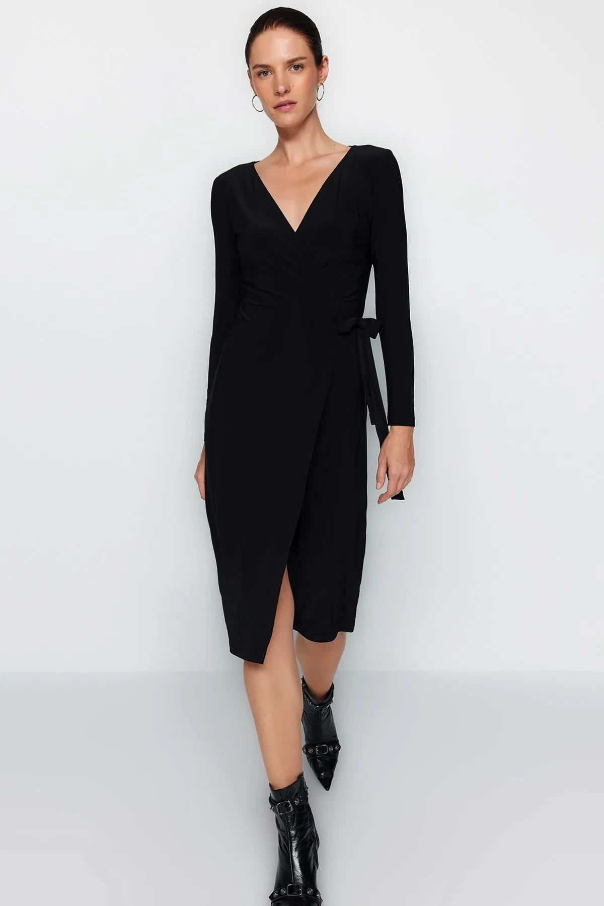 Trendyol Collection  Schwarzes, zweireihiges, figurbetontes Midi-Strickkleid mit Gürtel und Kragen TWOAW24EL00290