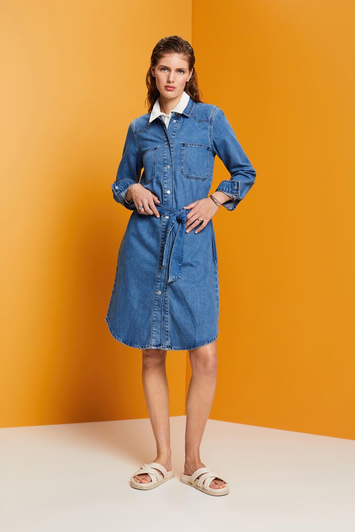 Kurzes Jeanskleid mit Bindegürtel