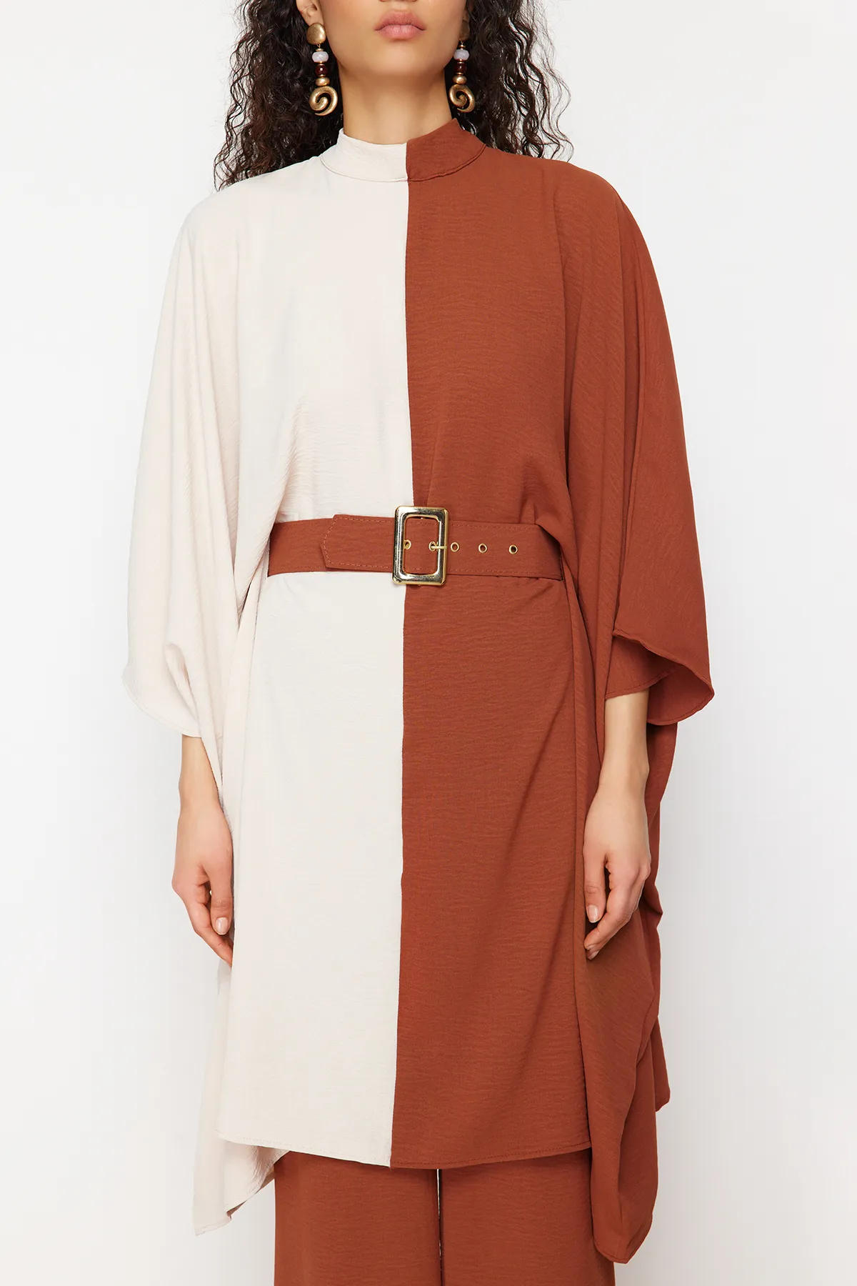 Trendyol Modest  Zimtfarbener, gewebter Tunika-Hosenanzug mit Taillengürtel und Blockfarben TCTSS23US00046
