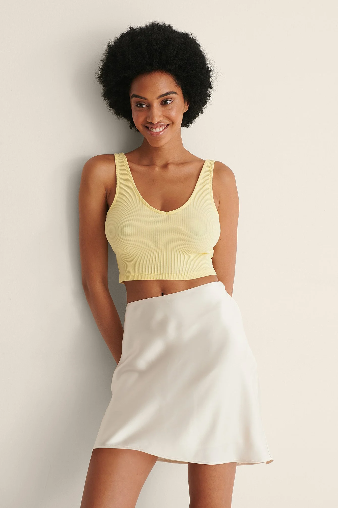 Geripptes Bio-Crop-Top mit V-Ausschnitt