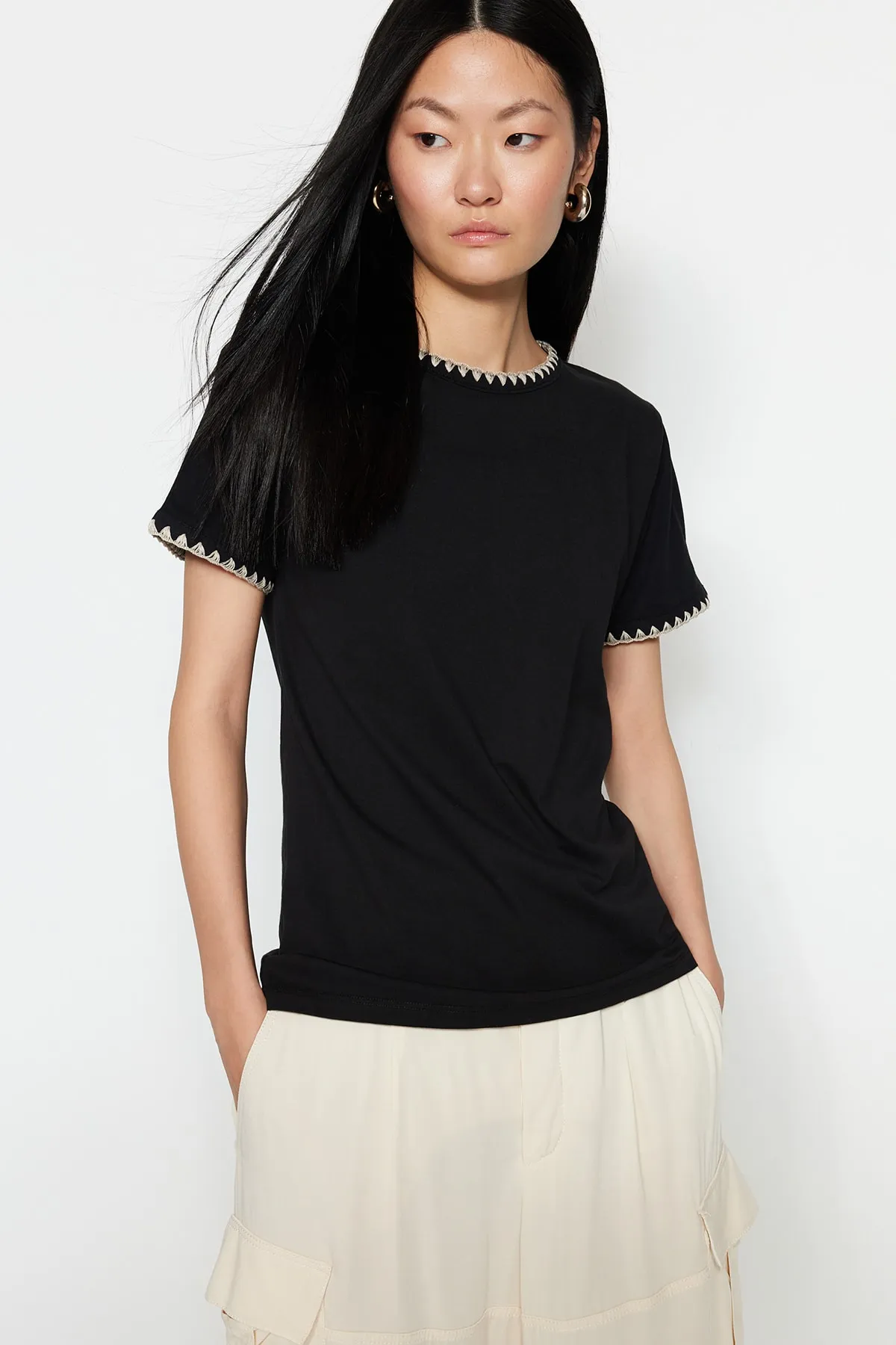Trendyol Collection  Schwarzes Basic-Strick-T-Shirt aus 100 % Baumwolle mit Rundhalsausschnitt und Kontrastnähten TWOSS19AD0085