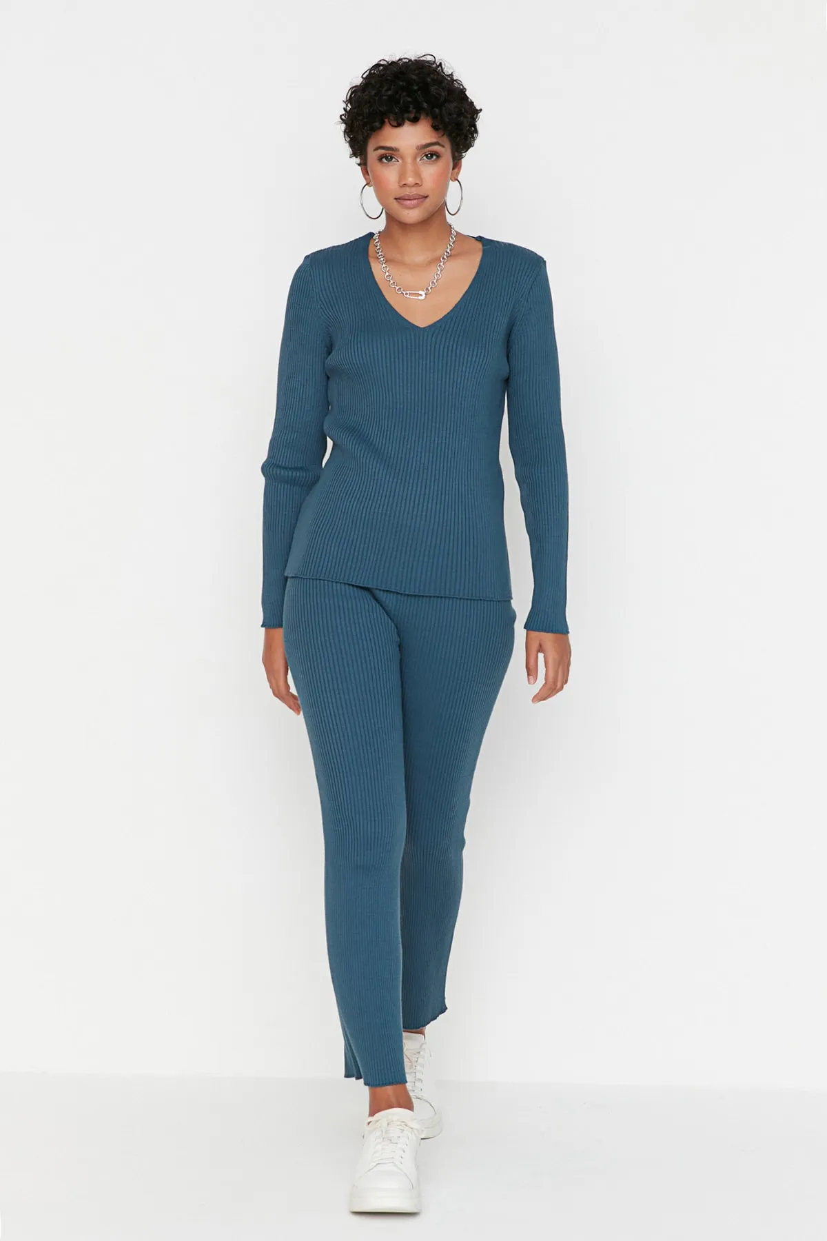 Trendyol Collection  Indigofarbenes Strickoberteil und -unterteil mit V-Ausschnitt TWOAW23AU00139