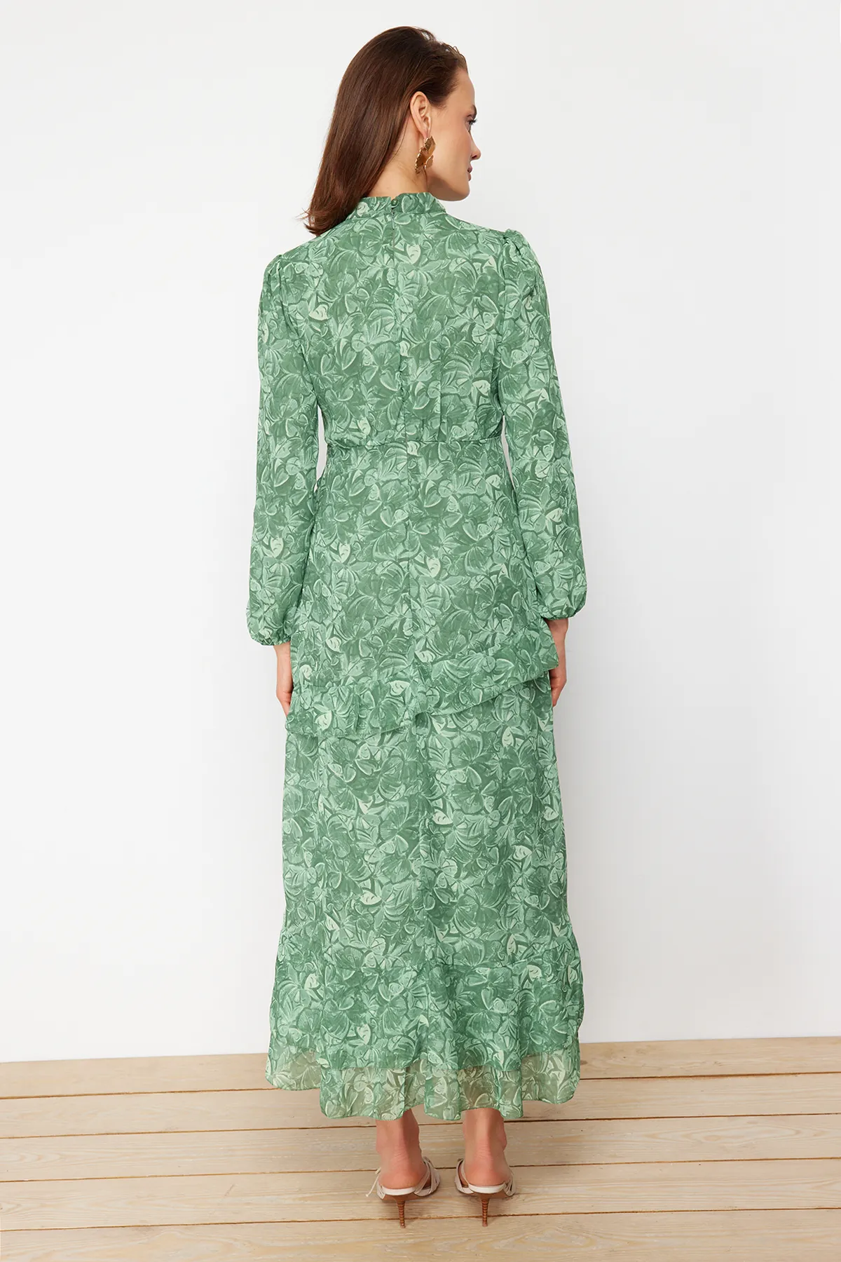 Trendyol Modest  Khakifarbenes Kleid aus gewebtem Chiffon mit Blumenrock und Rüschenfutter TCTSS23EB00160