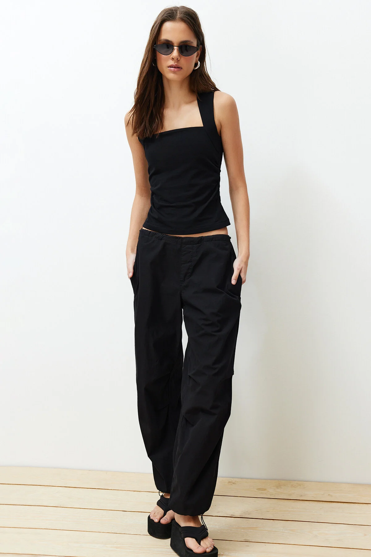 Trendyol Collection  Schwarze, schlichte Strickbluse mit quadratischem Ausschnitt, Riemchen und Raffung TWOSS24BZ00400