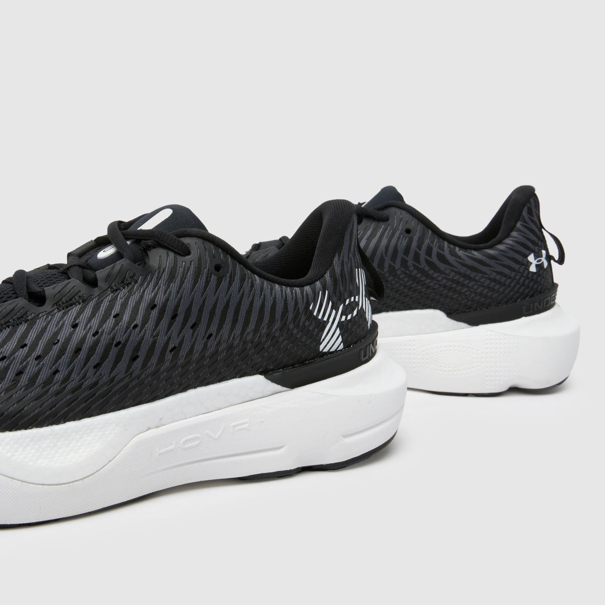 Under Armour infinite pro cipők fekete-fehér színben