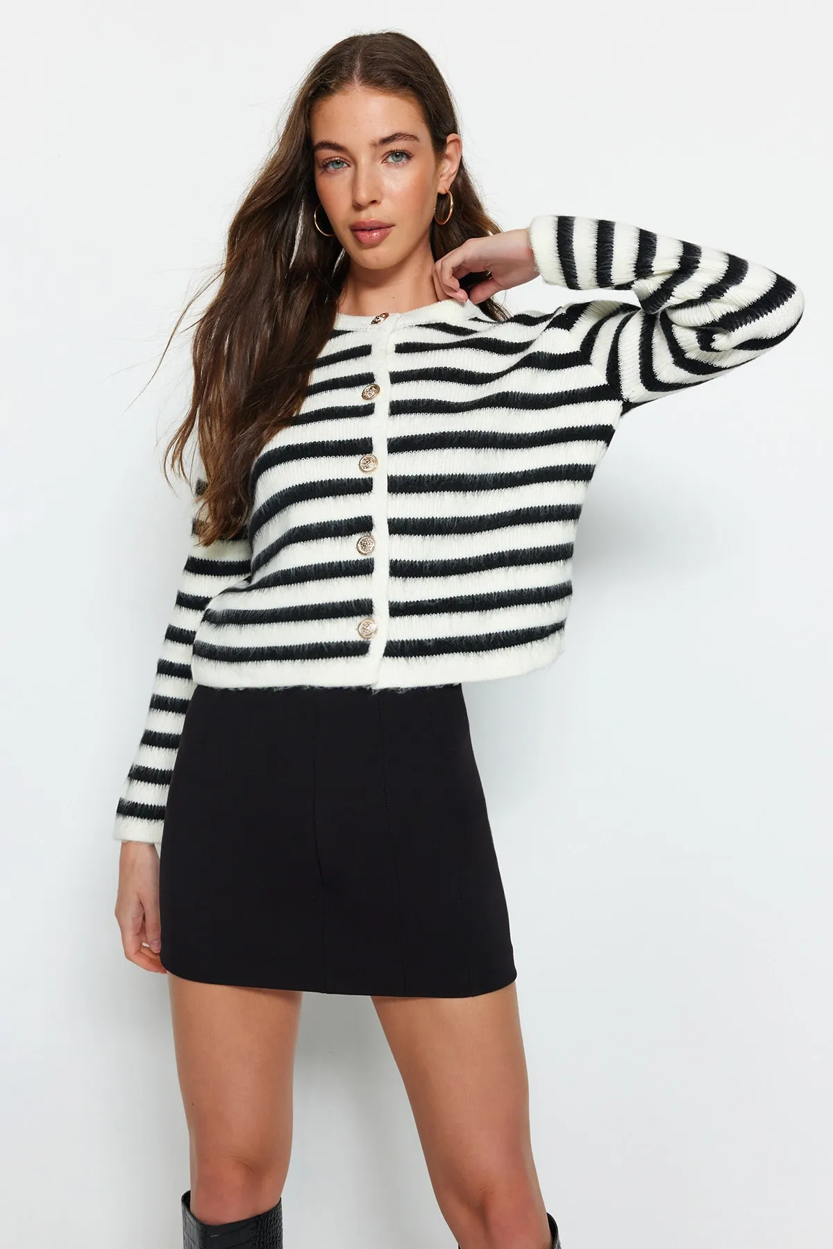 Trendyol Collection  Ecrufarbene Strickjacke mit weicher Struktur und Streifen TWOAW24HI00040