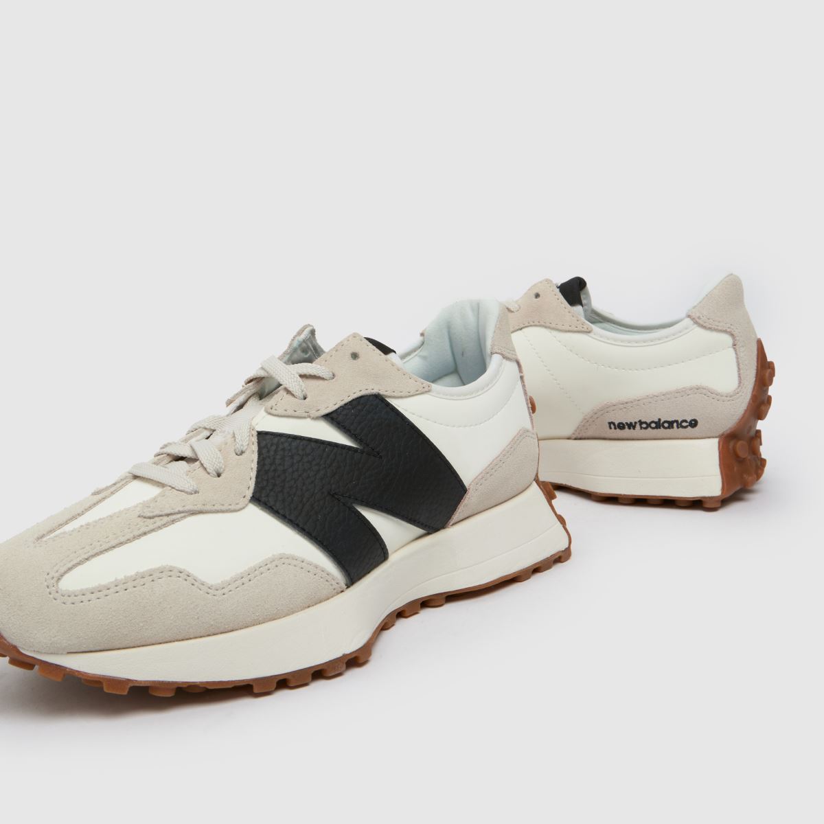 New Balance 327 träningsskor i vitt och svart