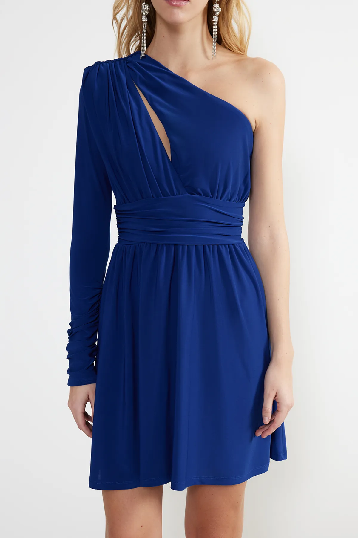 Trendyol Collection  Elegantes Abendkleid mit Saks-Taillenöffnung/Skater-Strickfenster/Ausschnittdetail TPRSS23EL00032