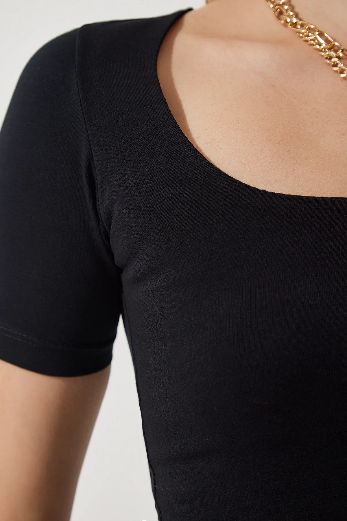 Happiness İstanbul  Schwarzes, kurzes Strick-T-Shirt mit eckigem Ausschnitt für Damen AN00170