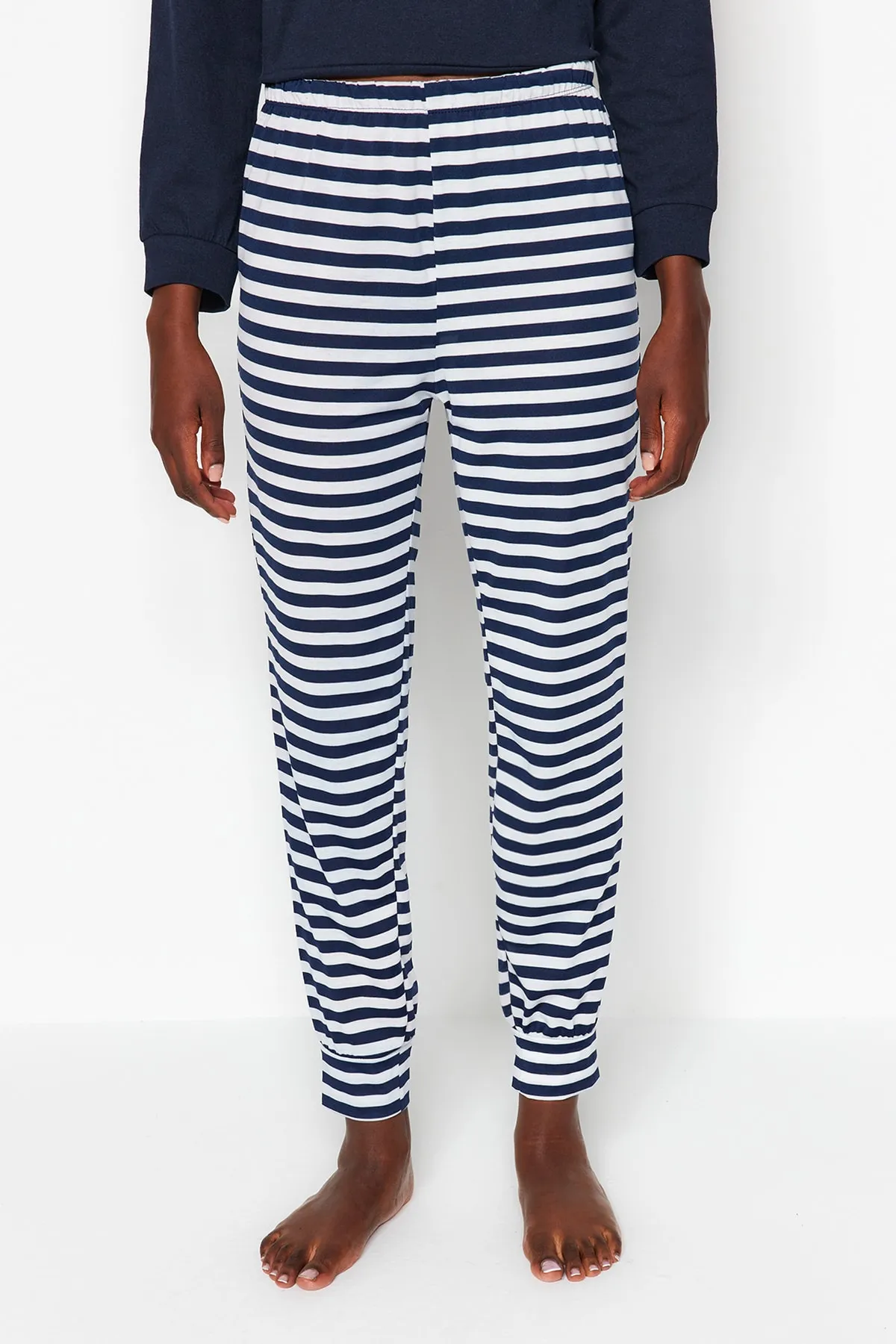 Trendyol Collection  Marineblaues Pyjama-Set aus Baumwolle mit Teddybär-Aufdruck und Jogginghose aus Strick THMAW21PT0302