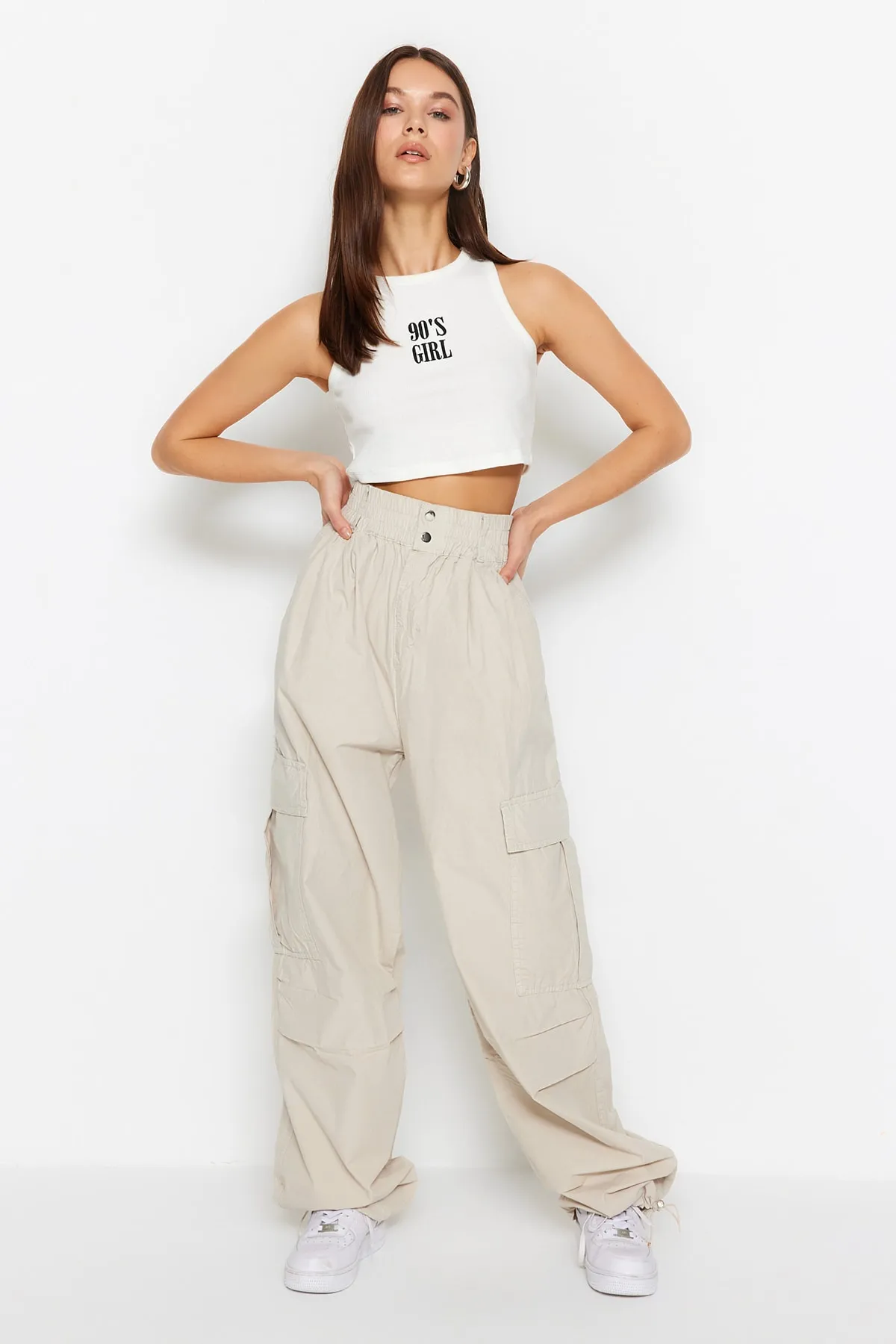 Trendyol Collection  Ecrufarbene Fallschirmjeans mit hoher Taille und weitem Bein und Taschendetail TWOSS23JE00207