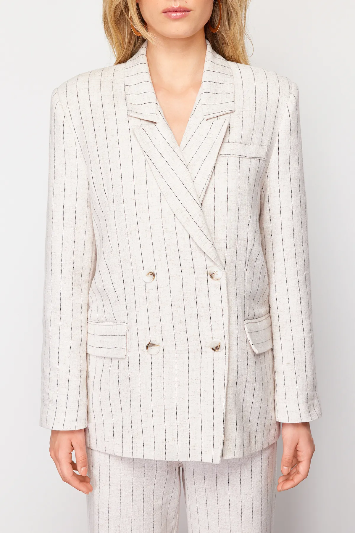 Trendyol Collection  Beige gestreifte zweireihige Blazerjacke aus gewebtem Baumwollleinen mit Verschluss TWOSS24BC00016