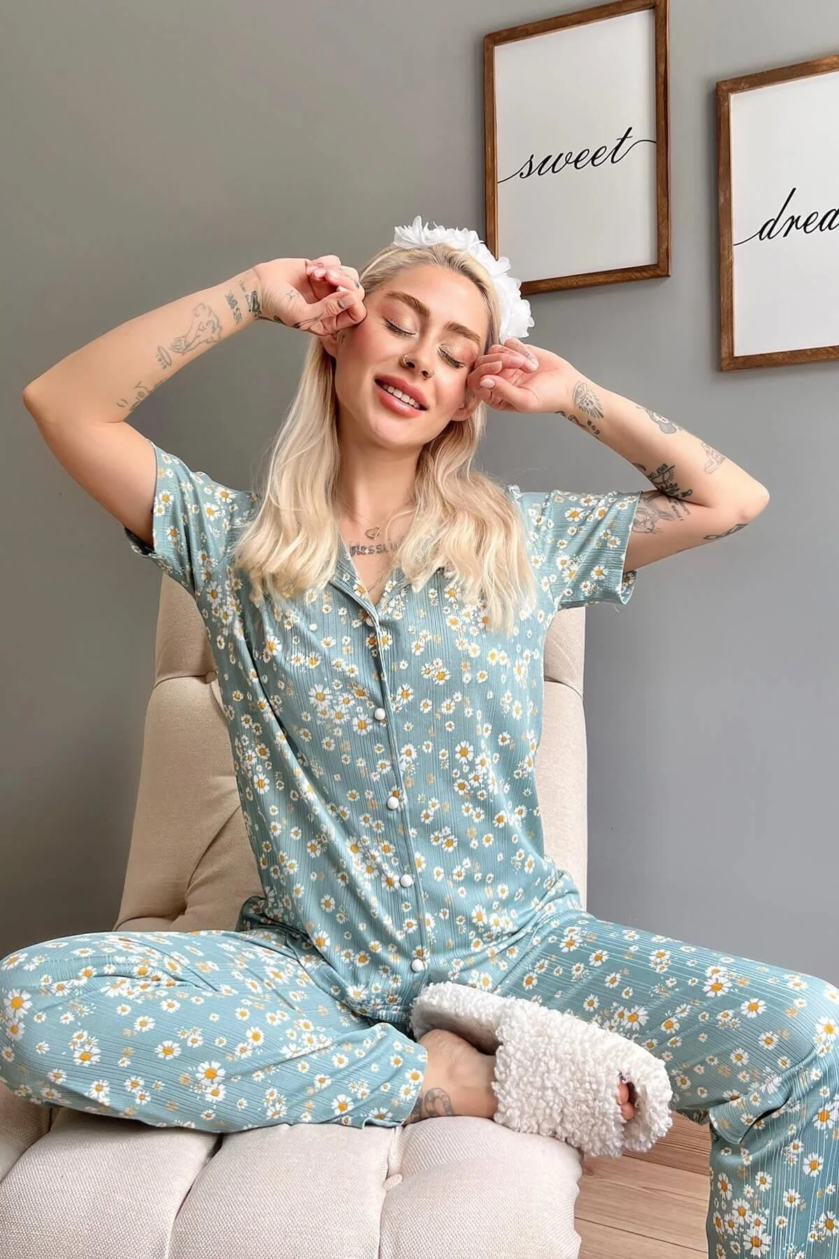 Pijamaevi  Kurzärmliger Damen-Pyjama mit Mini-Gänseblümchenmuster, gestrickt, vorne geknöpft