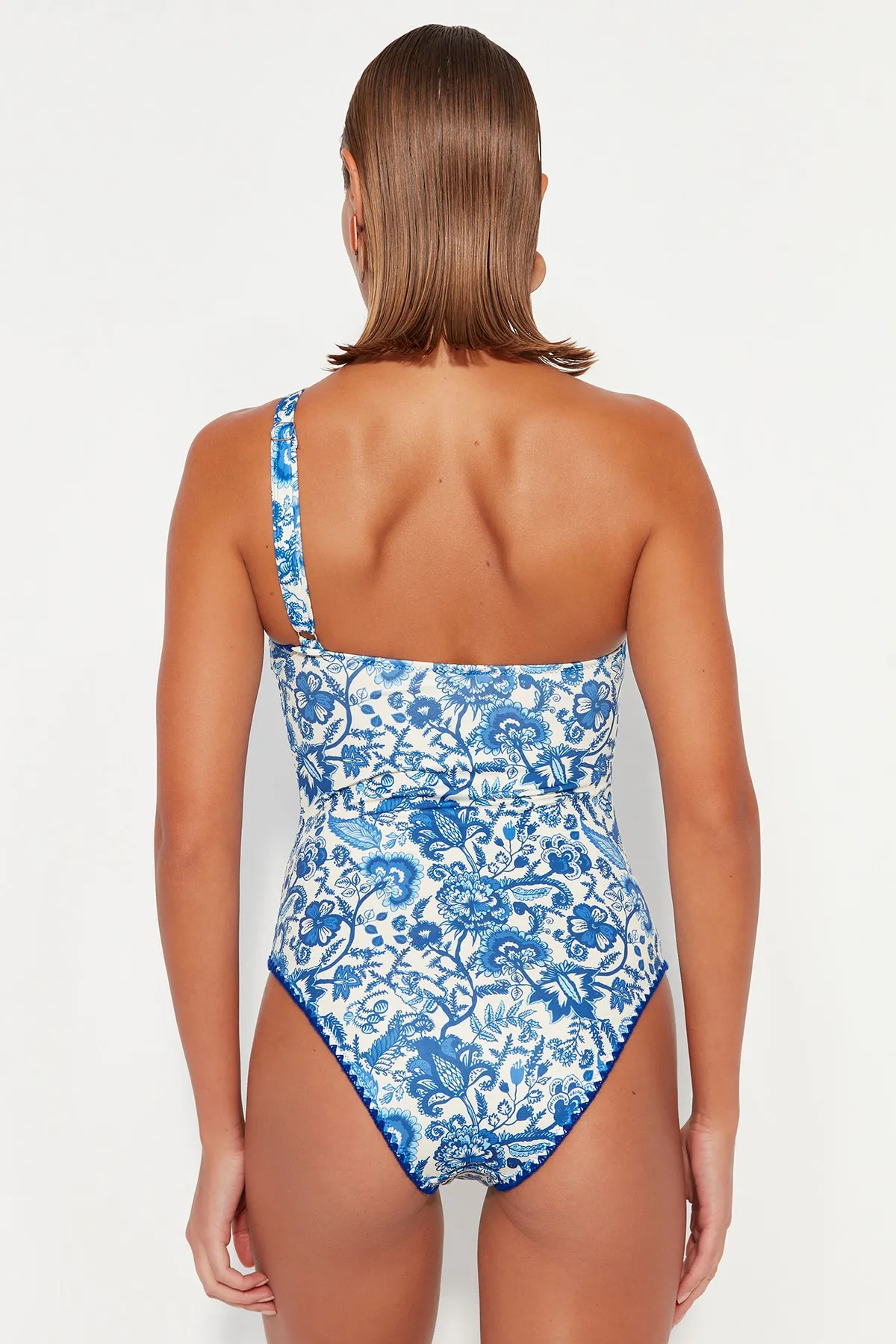 Trendyol Collection  Badeanzug mit Blumenmuster, einer Schulter und Stickereien, normaler Beinlänge TBESS23MA00343