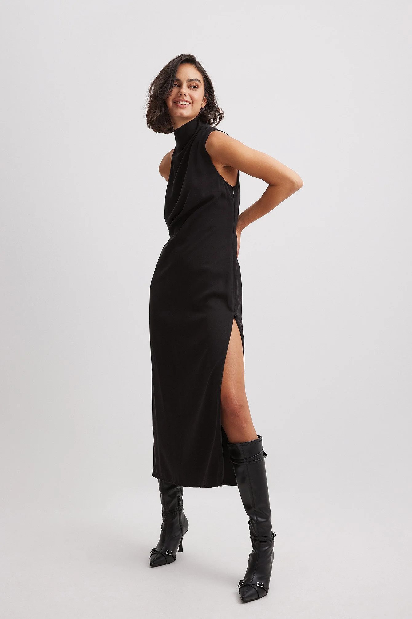 Kleid mit offenem Rücken und Rollkragen