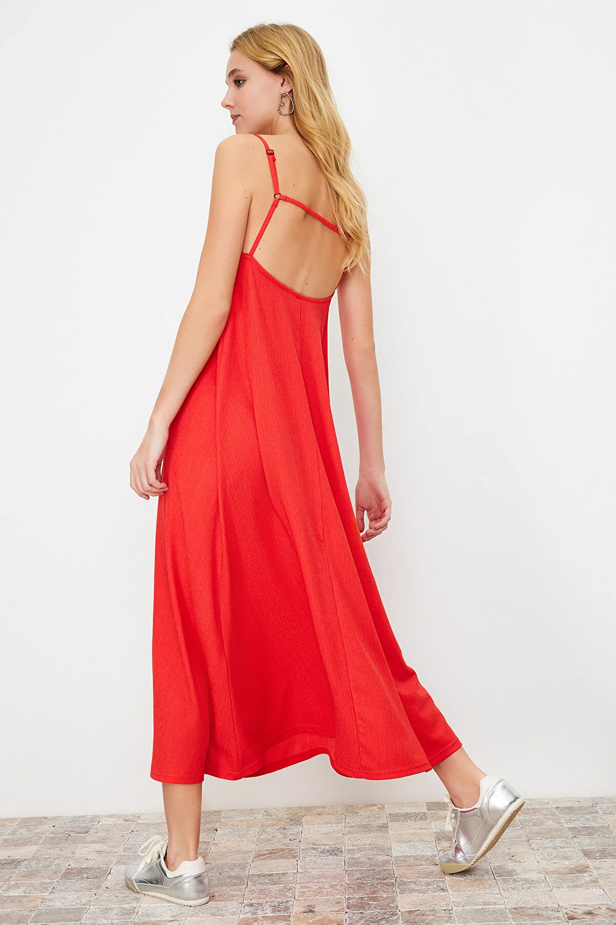 Trendyol Collection  Rotes A-Linien-Strick-Maxikleid mit quadratischem Kragen und Strukturmuster TWOSS24EL00060