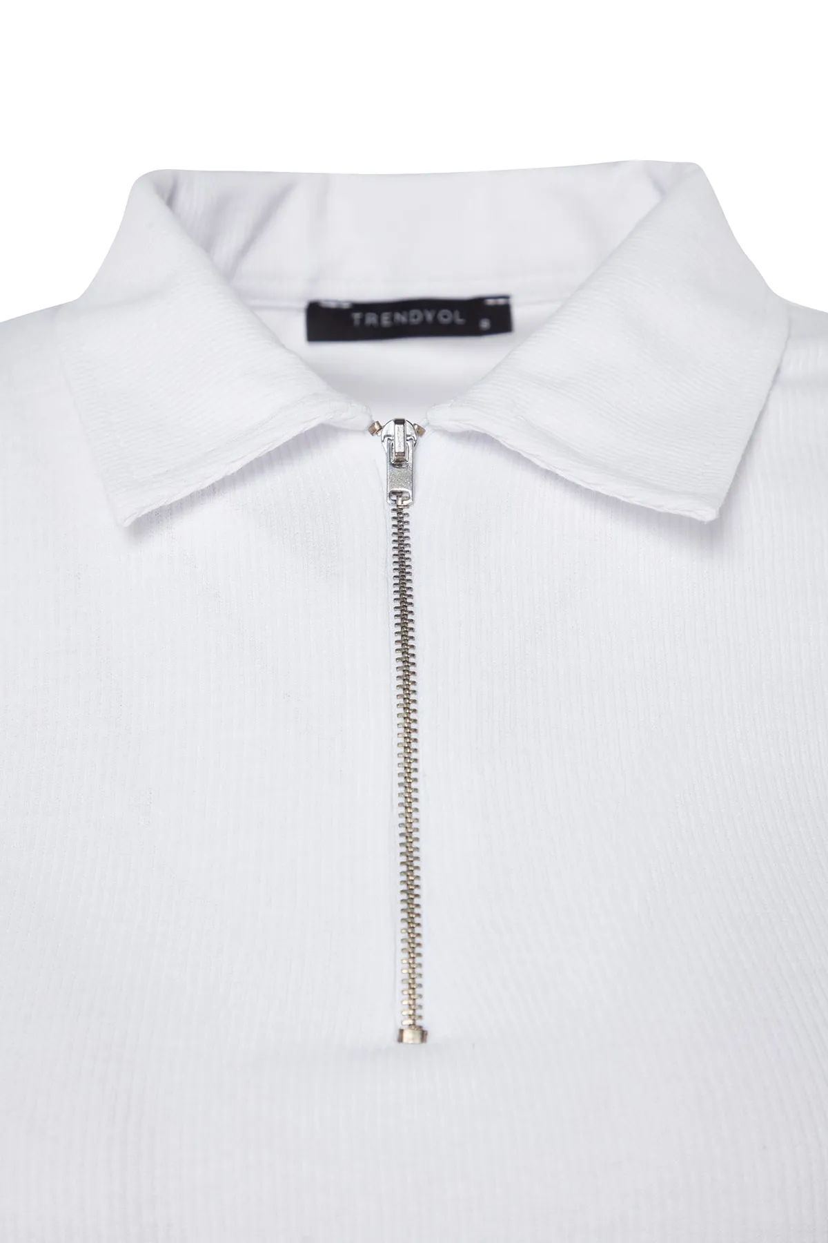 Trendyol Collection  Weiße gerippte, dehnbare Strickbluse mit Reißverschluss und detailliertem Polo-Ausschnitt TWOSS23BZ00496