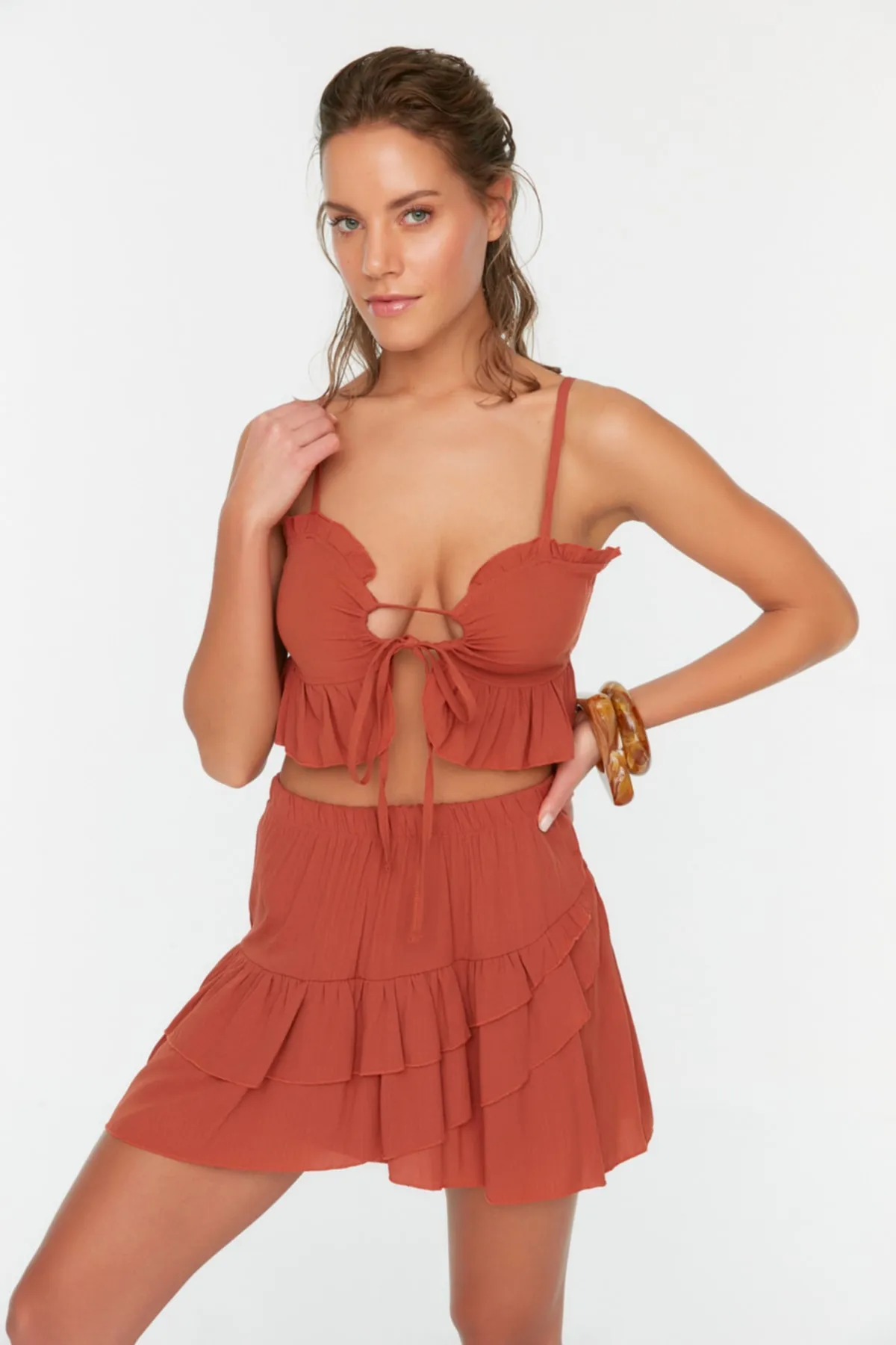 Trendyol Collection  Braunes Set aus Strandbluse und Strandrock mit Volantdetail TBESS22AU0095
