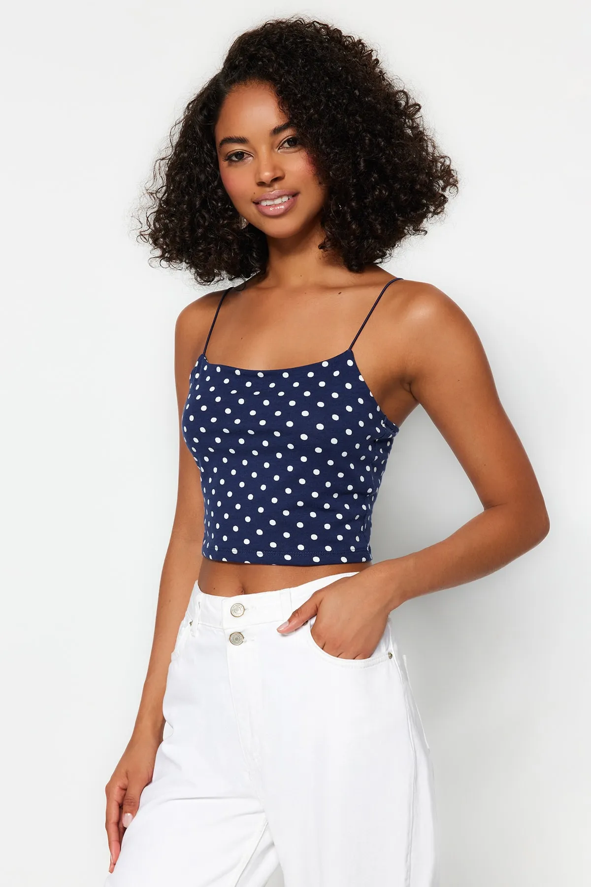 Trendyol Collection  Marineblaues, gepunktetes Baumwoll-Tanktop mit Spaghettiträgern, figurbetont/figurbetont, kurzes Stretch-Strick-Tanktop TWOSS20AL0006