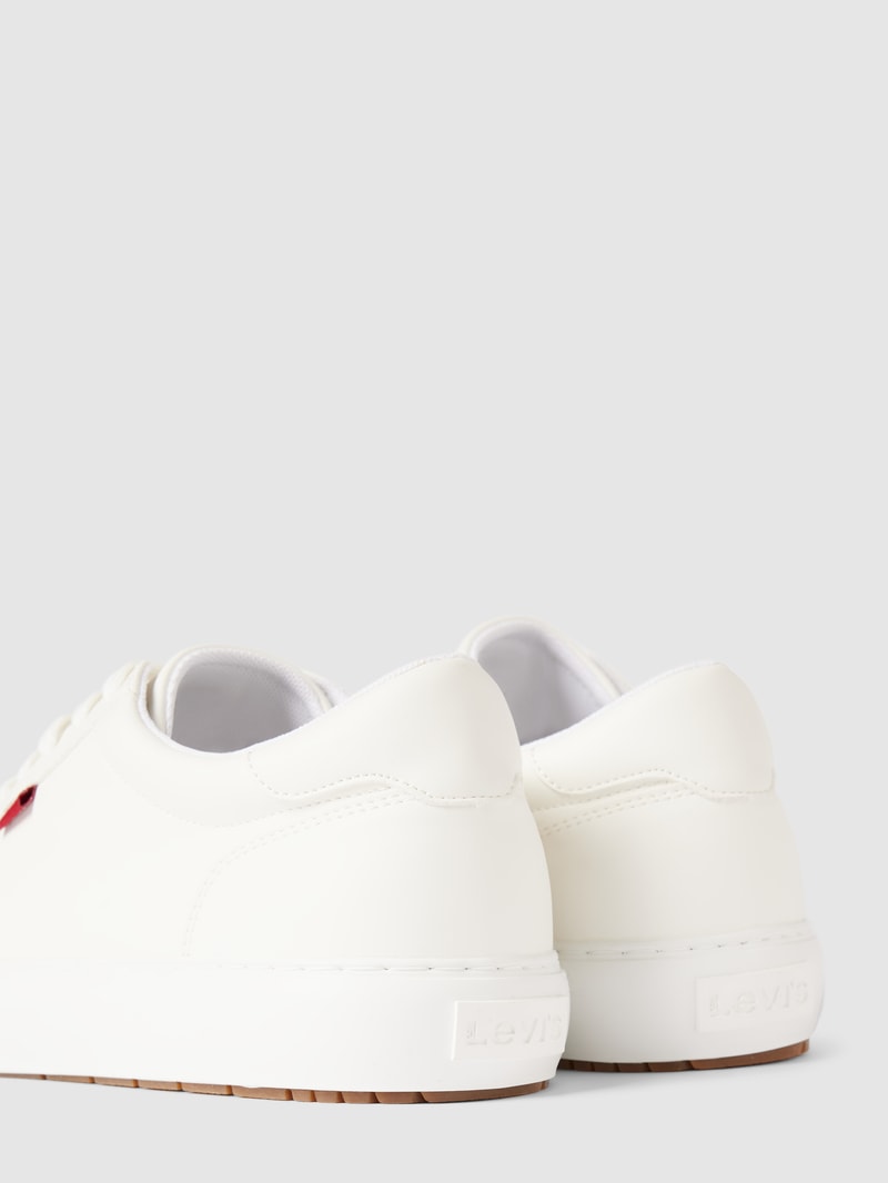 Sneaker mit Label-Detail in weiß