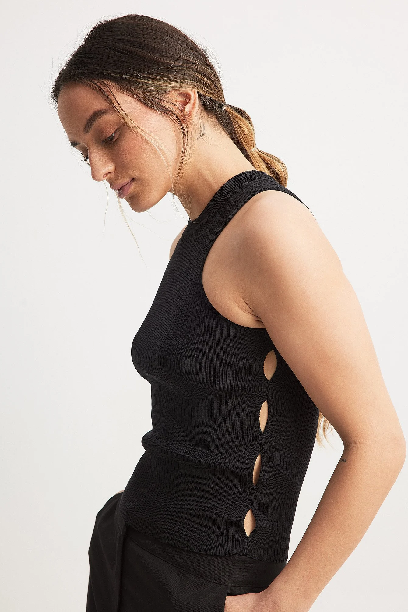 Feingestricktes Crop-Top mit Cut-outs