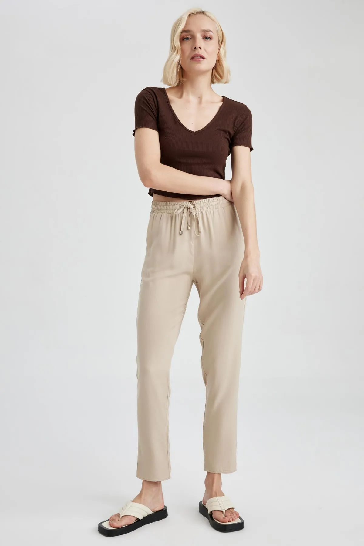 DeFacto  Gewebte Hose mit elastischem Bund und Taschen L3164az23sm