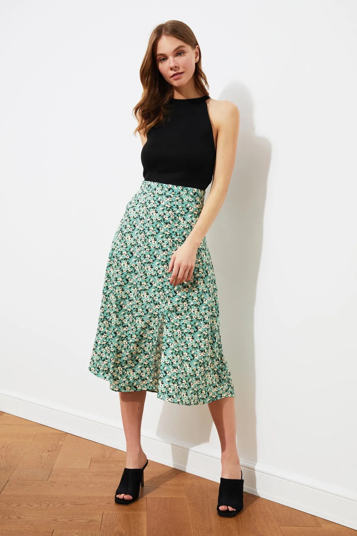 Trendyol Collection  Grüner gewebter Midirock aus Viskosestoff mit Schlitzdetail und Blumenmuster TWOSS20ET0230