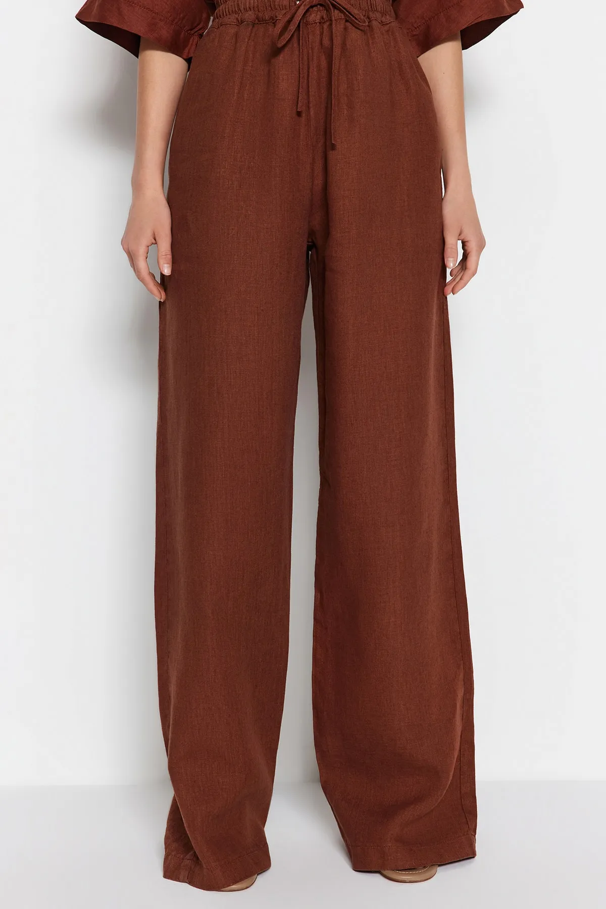Trendyol Collection  Braune Hose mit weitem Bein und hoher Taille aus 100 % Leinen mit elastischem Bund TWOSS23JE00293