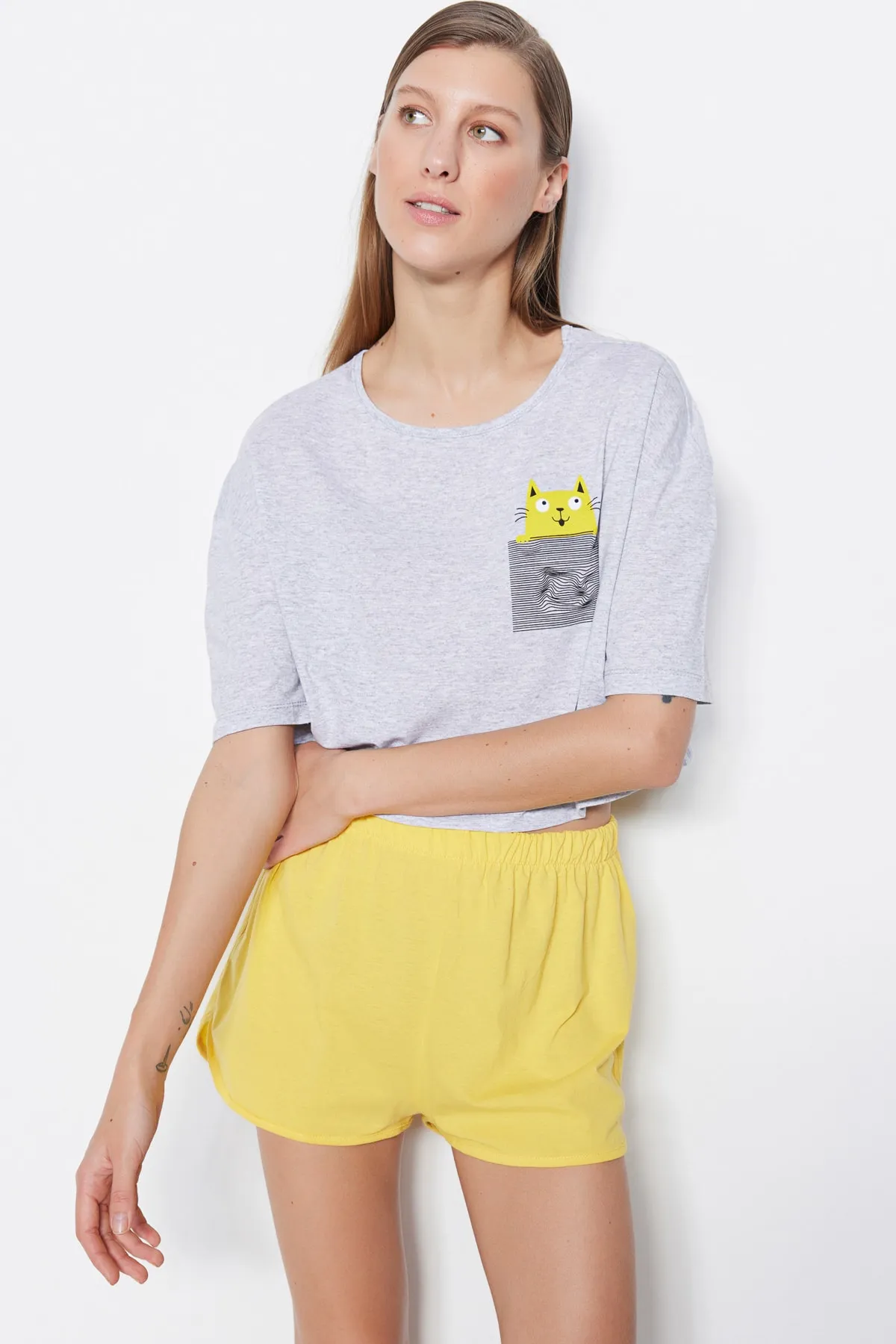 Trendyol Collection  Gelbes Pyjama-Set aus bedrucktem T-Shirt und Shorts aus Baumwolle THMSS21PT0734