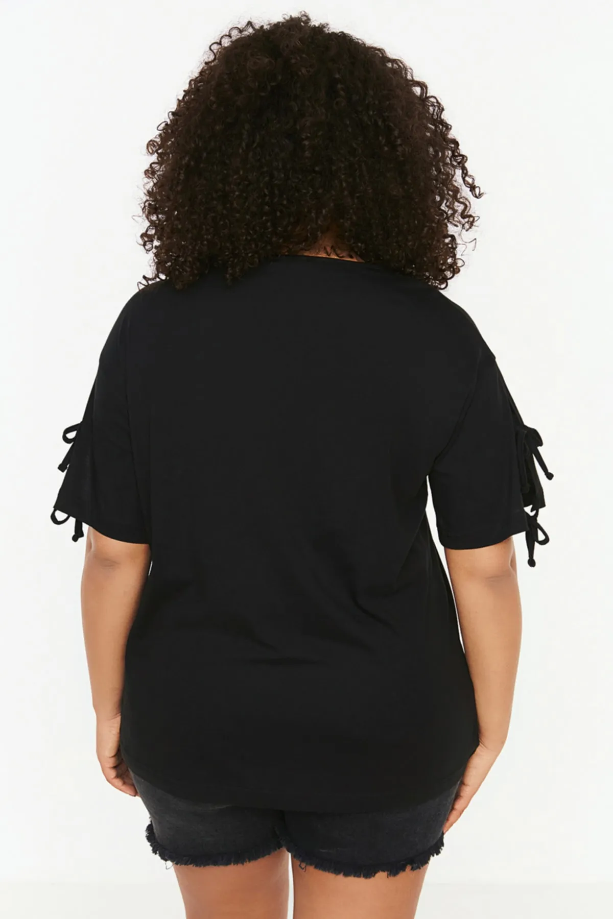 Trendyol Curve  Schwarzes, detailliertes Strick-T-Shirt mit Ärmeln TBSSS22TS2291