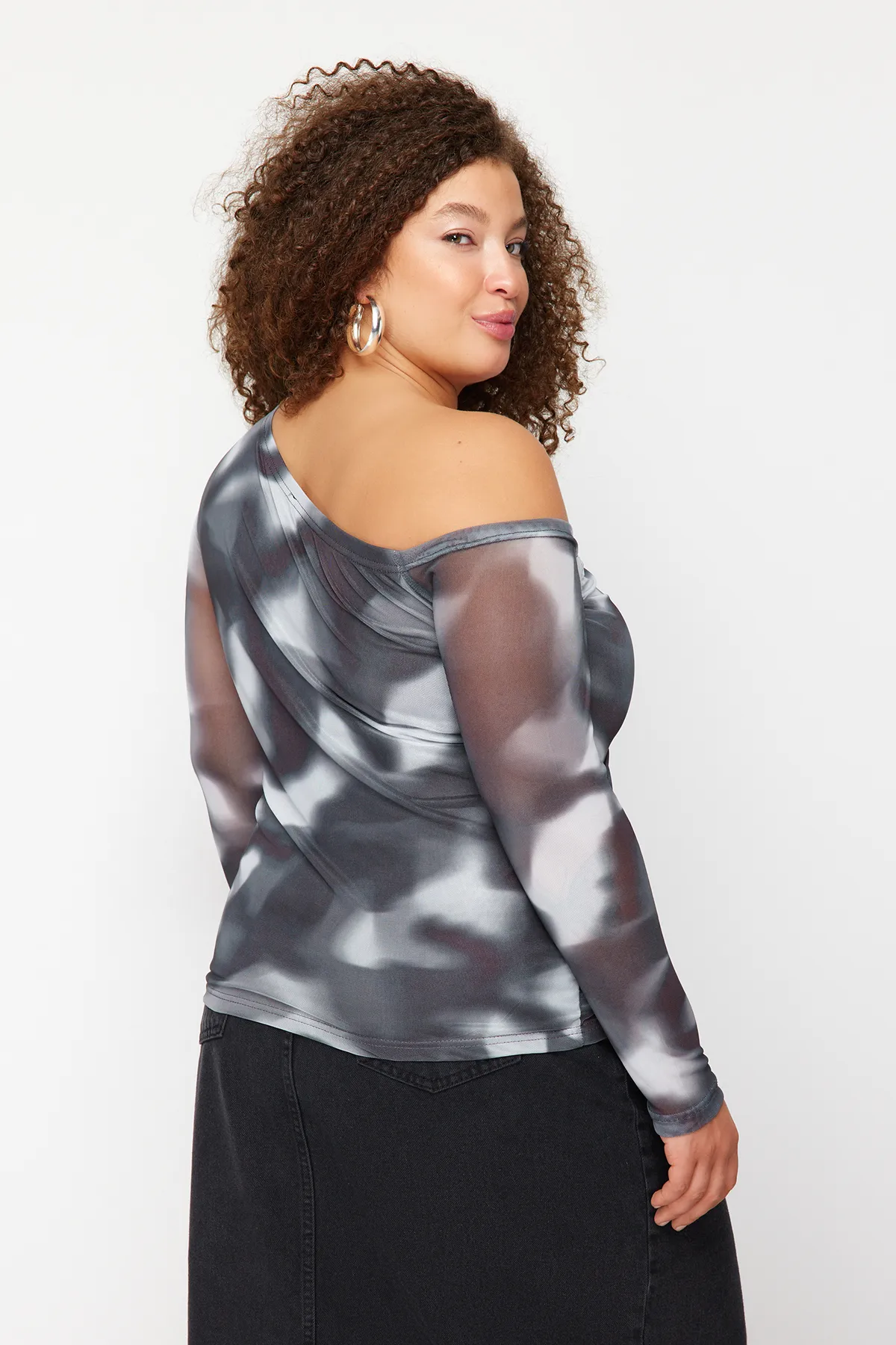 Trendyol Curve  Anthrazitfarbene Strickbluse mit Tüllfutter und asymmetrischem Kragen TBBSS24AF00025