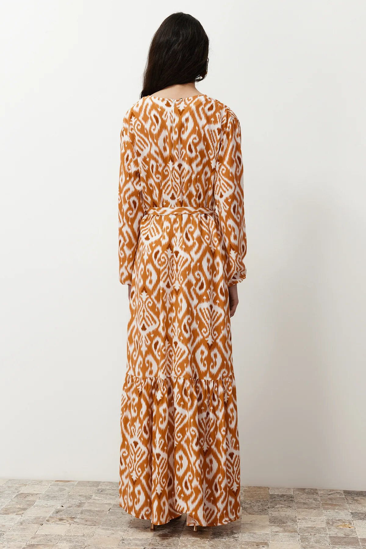 Trendyol Modest  Senfgelbes Kleid aus Viskosegewebe mit Schalmuster und Gürtel TCTSS24EB00240